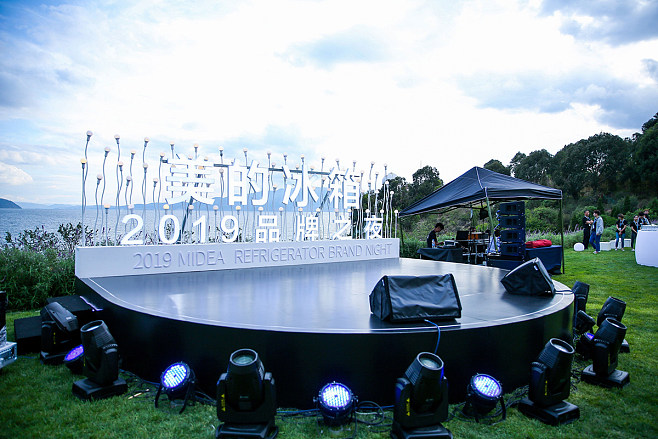 打造现实版“海上钢琴师” 泳池小舞台点亮美的发布会策划新亮点